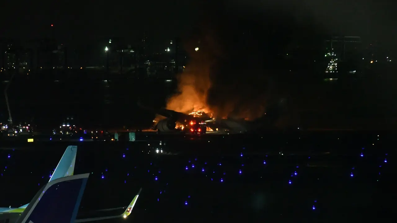 Vista del avi&oacute;n de Japan Airlines envuelto en llamas. EP / Yue Chenxing