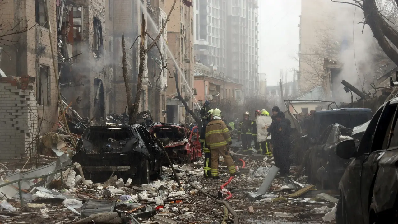 Los bomberos apagando un fuego tras los ataques rusos. EP /  Ukrinform