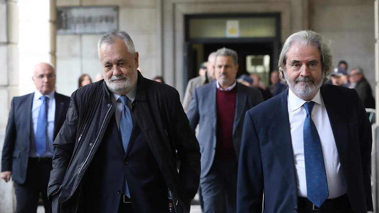 El ex-presidente de la Junta de Andaluc&iacute;a, Jos&eacute; Antonio Gri&ntilde;&aacute;n, llegando al juicio del caso ERE, en noviembre de 2019. EP