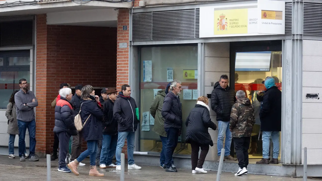 Varias personas esperan para entrar en una oficina del SEPE. EP / Eduardo Parra