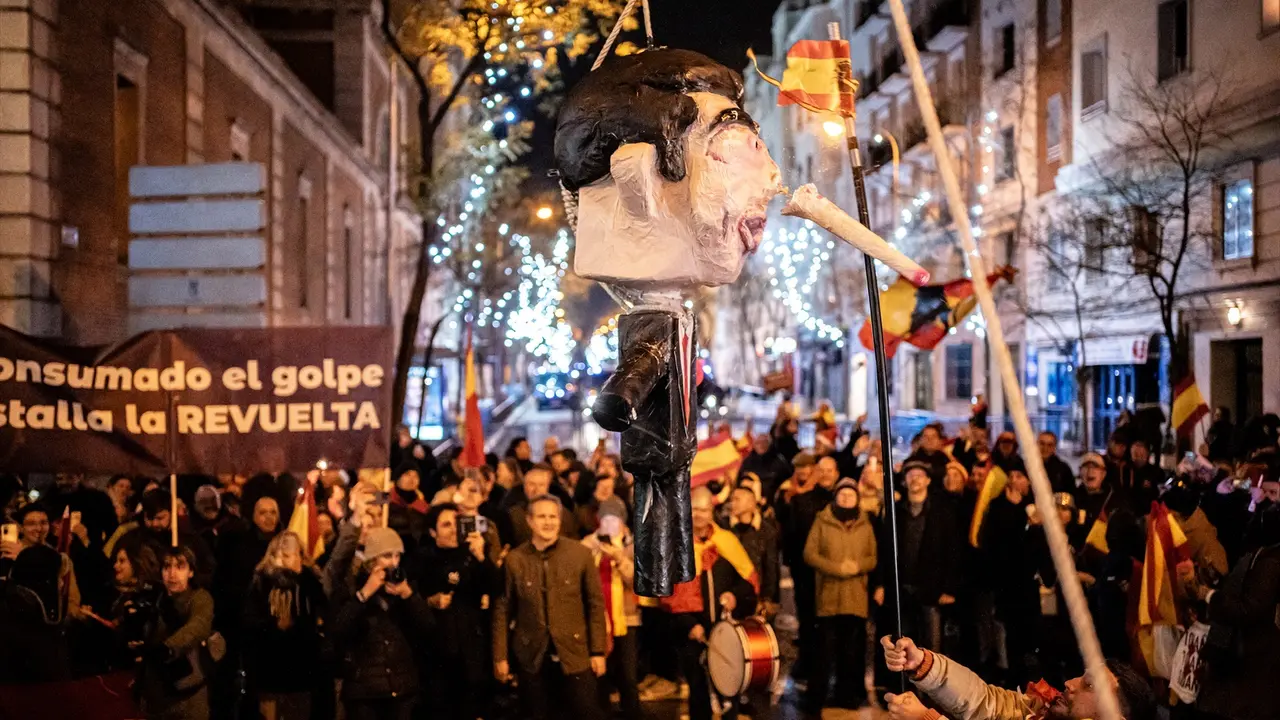 Decenas de personas celebraron la entrada del a&ntilde;o nuevo en la calle Ferraz. EP / Diego Radam&eacute;s