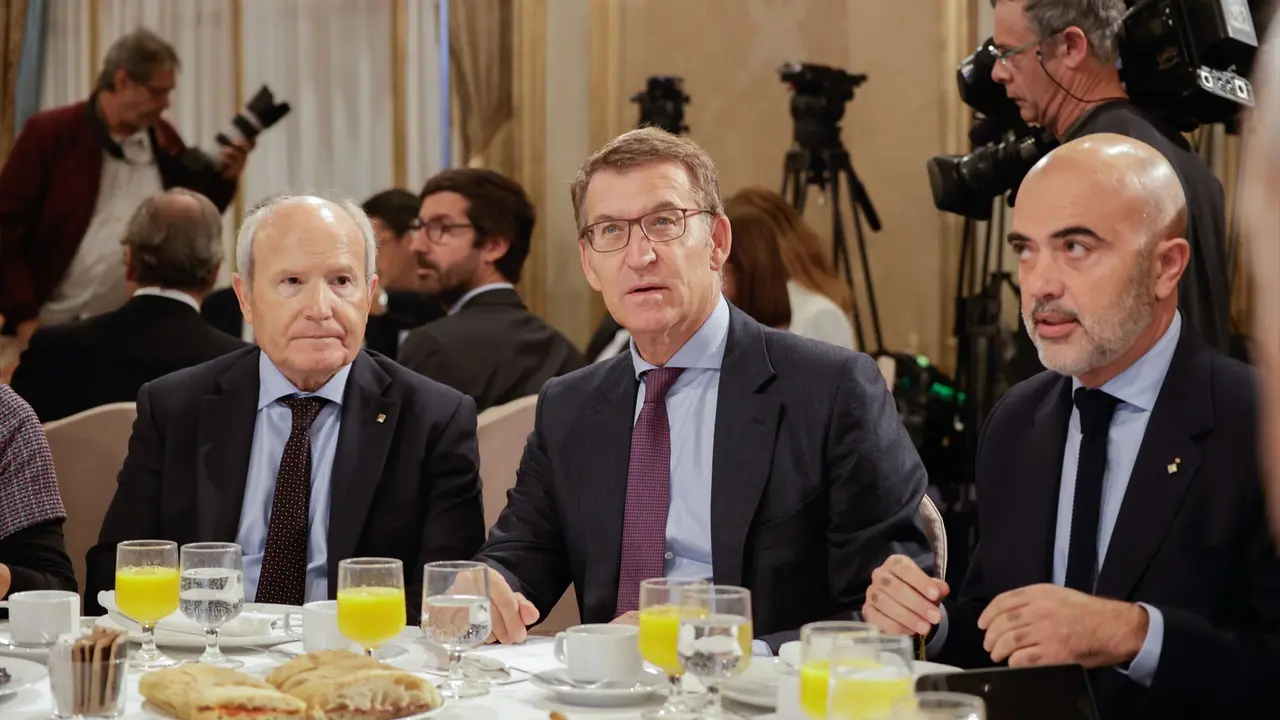 (I-D) El expresidente de la Generalitat de Catalunya Jos&eacute; Montilla Aguilera; el presidente del PP, Alberto N&uacute;&ntilde;ez Feij&oacute;o y el concejal del PP Daniel Sirera. EP / Kike Rinc&oacute;n / Archivo