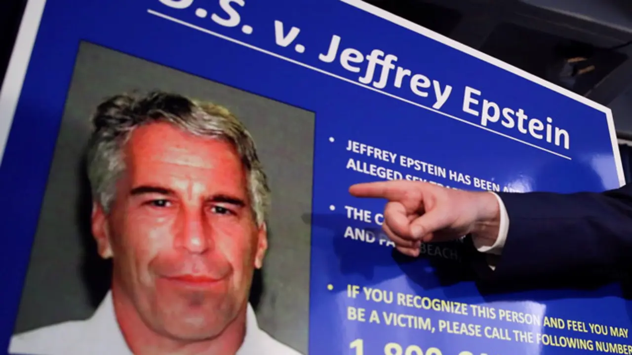 Vista del cartel con el que la Justicia estadounidense ped&iacute;a el arresto del fallecido financiero estadounidense Jeffrey Epstein. EFE/Jason Szenes