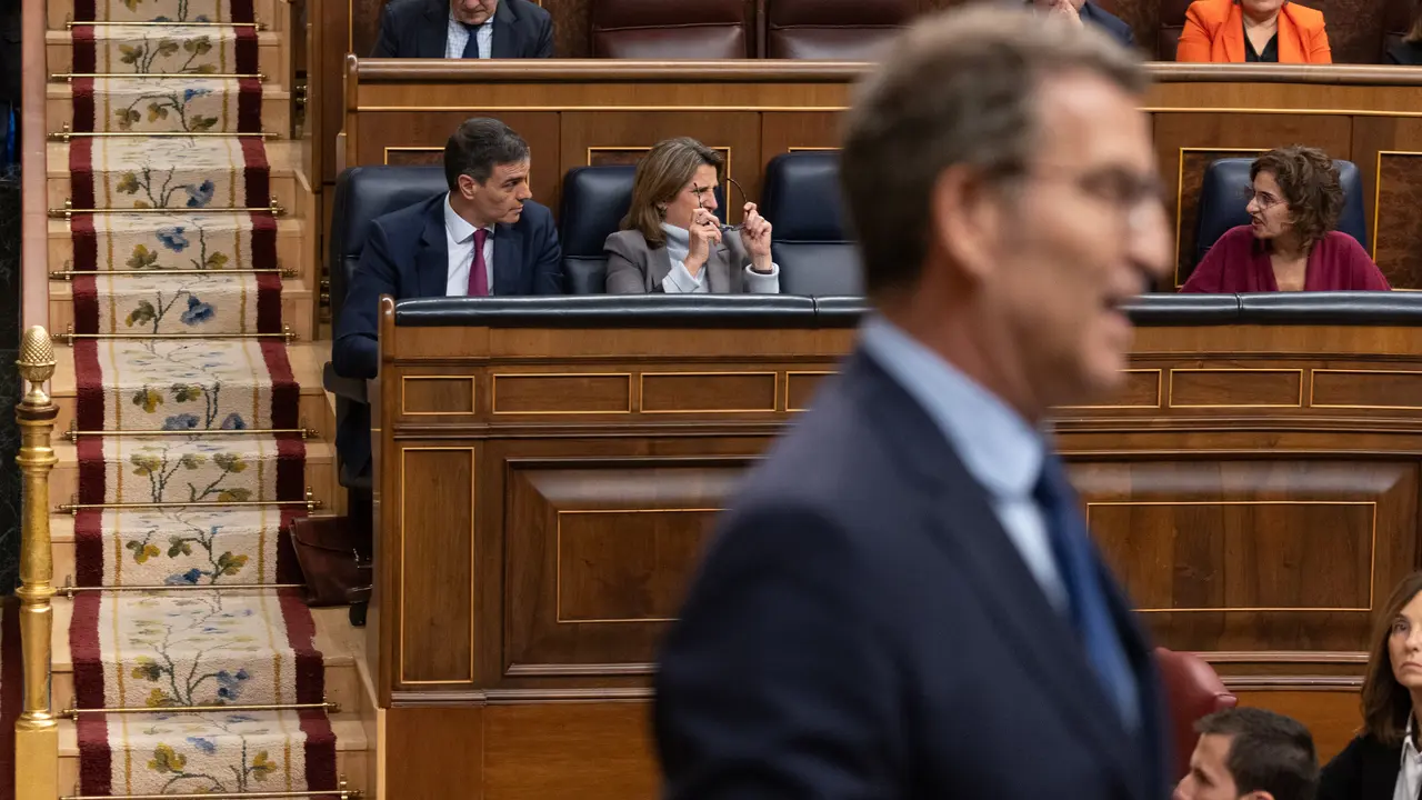 El presidente del PP, Alberto N&uacute;&ntilde;ez Feij&oacute;o y detr&aacute;s, de (i-d), el presidente del Gobierno, Pedro S&aacute;nchez; la vicepresidenta tercera y ministra de Transici&oacute;n Ecol&oacute;gica y el Reto Demogr&aacute;fico y la ministra de Hacienda, Mar&iacute;a Jes&uacute;s Montero. EP / Eduardo Parra