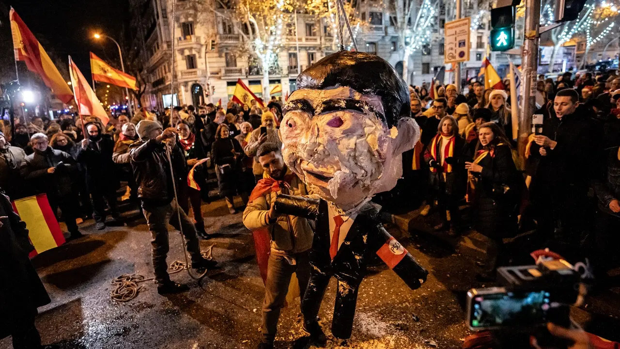 Decenas de personas celebraron la entrada del a&ntilde;o nuevo en la calle Ferraz. EP / Diego Radam&eacute;s