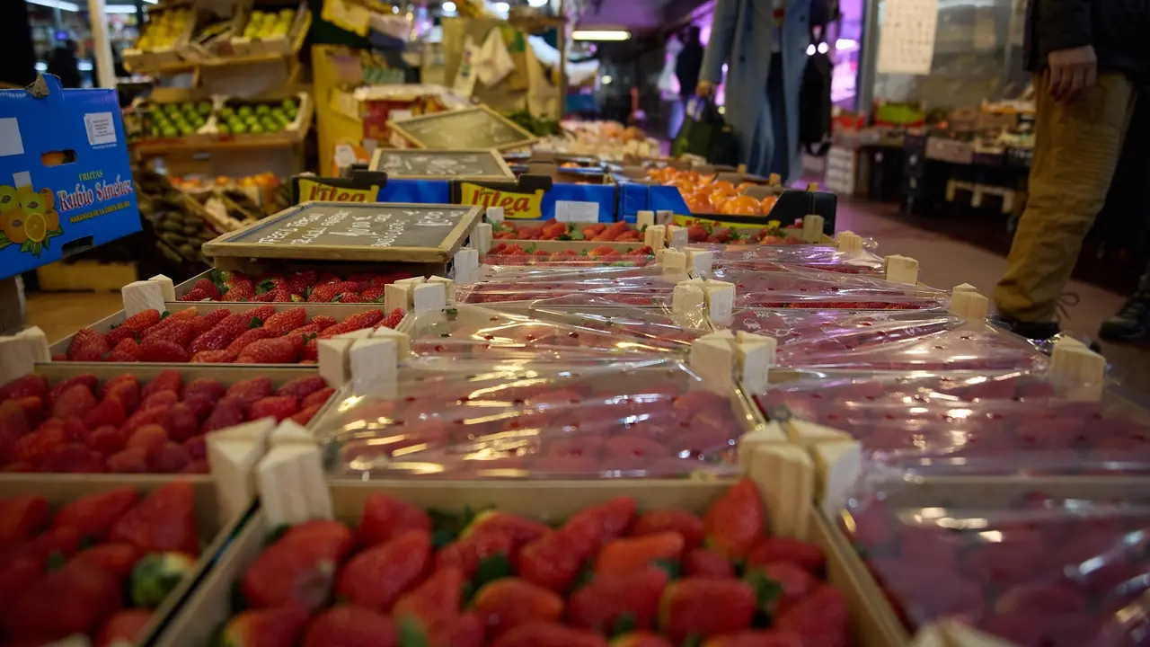 Fresas en un expositor de una fruter&iacute;a. EP / Jes&uacute;s Hell&iacute;n