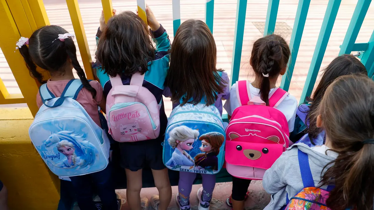 Varios ni&ntilde;os esperan la apertura de puertas de un colegio. / Juan Carlos Hidalgo