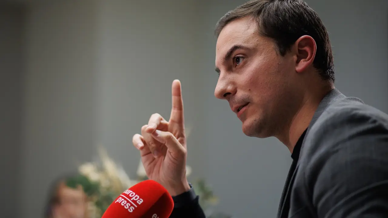 El portavoz del PSOE en la Asamblea de Madrid, Juan Lobato, durante una entrevista. EP / Alejandro Mart&iacute;nez V&eacute;lez