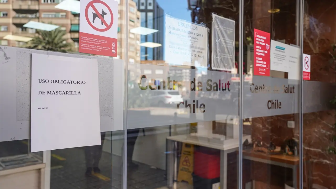 Una cartel que indica el uso obligatorio de la mascarilla en la puerta de un centro de salud. EP / Eduardo Manzana
