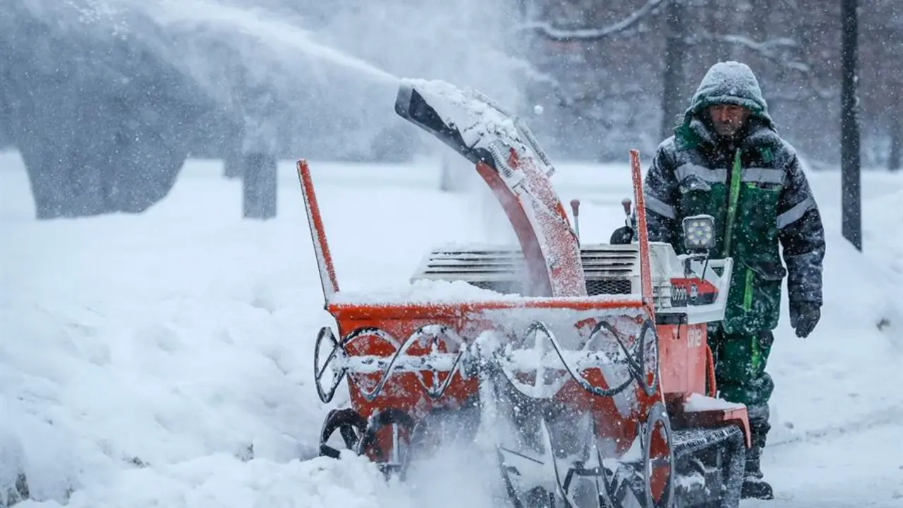Un trabajador municipal retira nieve en Mosc&uacute;, donde se espera que las temperaturas bajen a menos 24 grados cent&iacute;grados. EFE / Yuri kochetkov