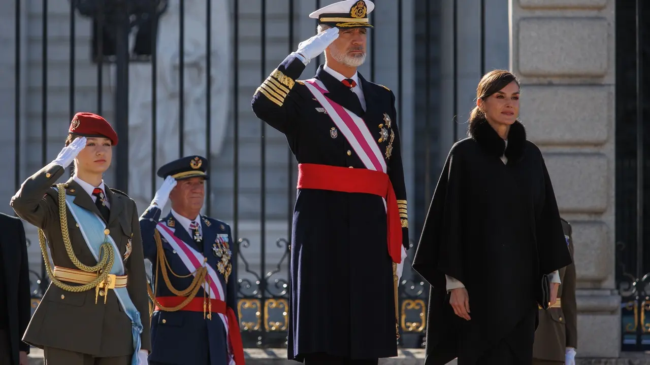 La Princesa Leonor (1i), el Rey Felipe VI (2d) y la Reina Letizia (1d), durante la Pascua Militar, en el Palacio Real. EP / Alejandro Mart&iacute;nez V&eacute;lez