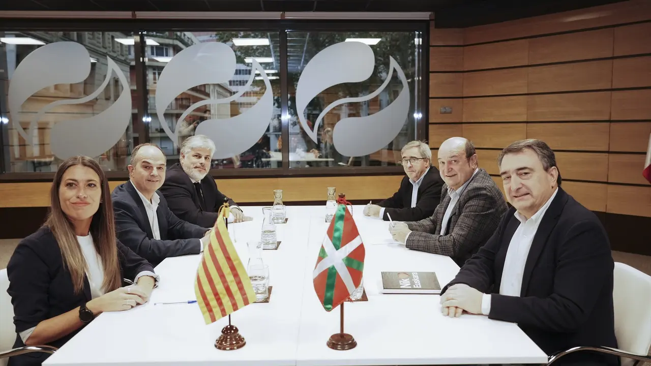 Dirigentes de Junts y el PNV en una reuni&oacute;n sostenida el pasado 24 de noviembre. EP / H. Bilbao