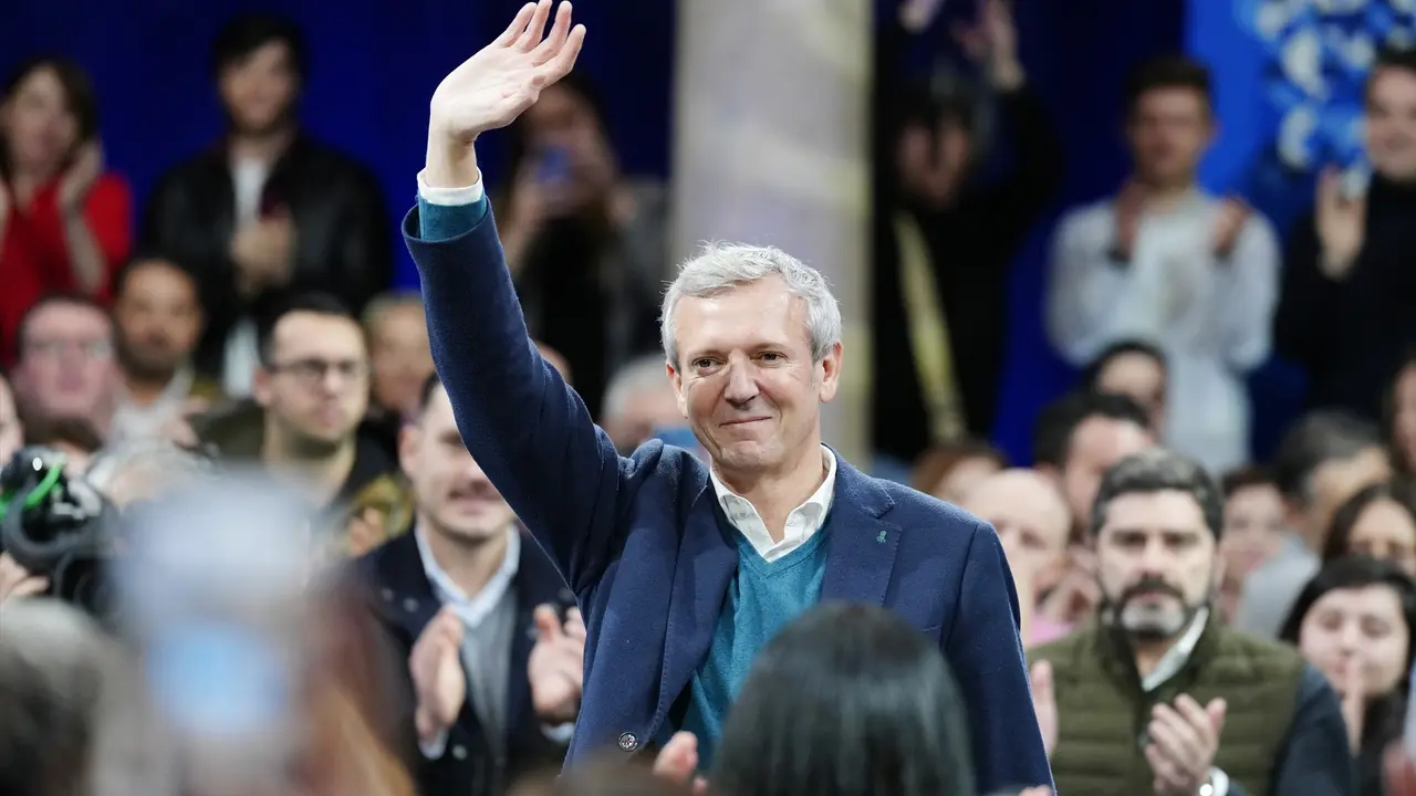 El presidente de la Xunta, Alfonso Rueda, saluda durante el acto de proclamaci&oacute;n como candidato del PP a la Xunta de Galicia. EP / &Aacute;lvaro Ballesteros