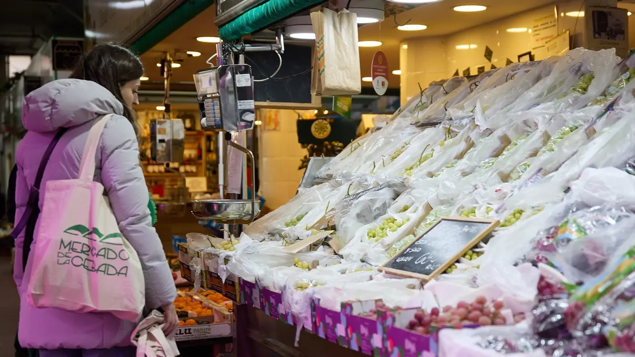 Una mujer realiza sus compra en un mercado. EP / Jes&uacute;s Hell&iacute;n