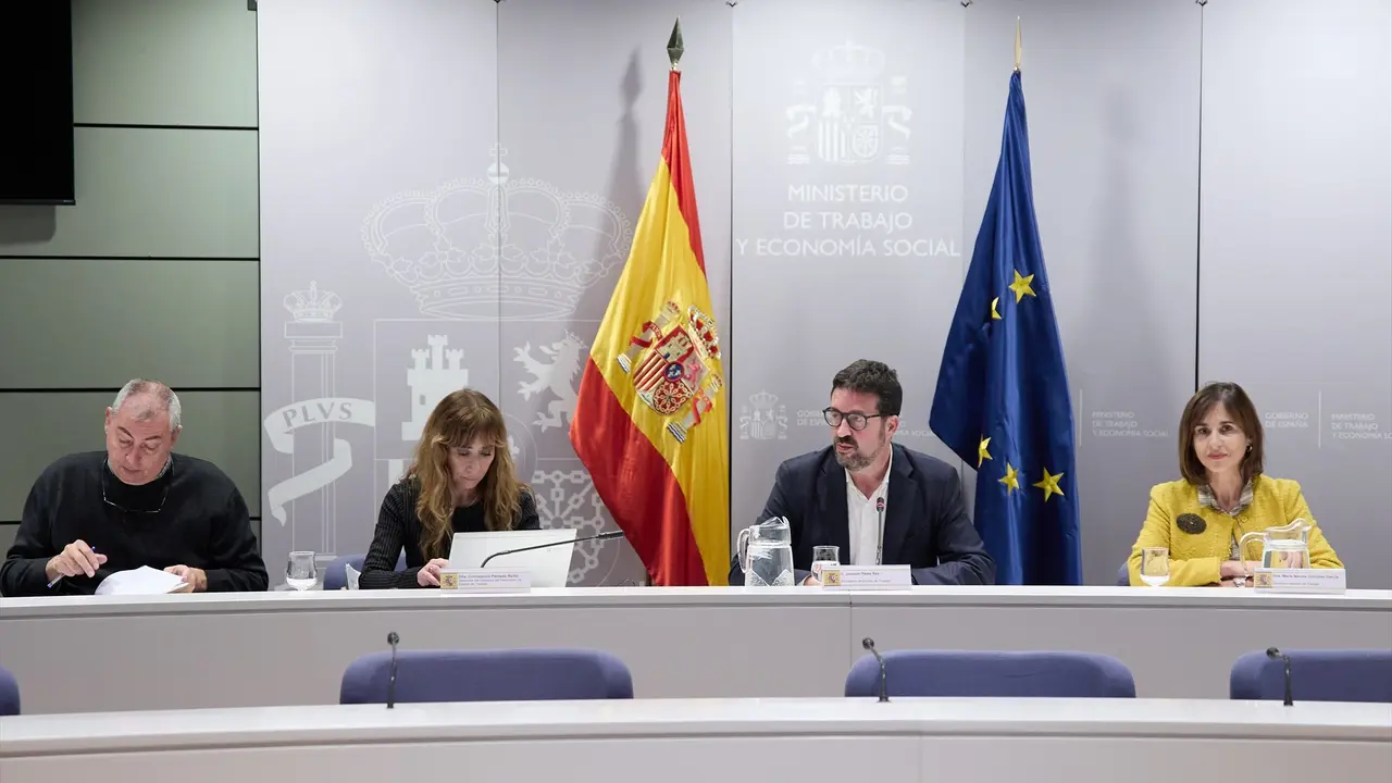 El secretario de Estado de Trabajo, Joaqu&iacute;n P&eacute;rez Rey (2d), durante una reuni&oacute;n del Ministerio de Trabajo con los sindicatos y la CEOE. EP / Jes&uacute;s Hell&iacute;n