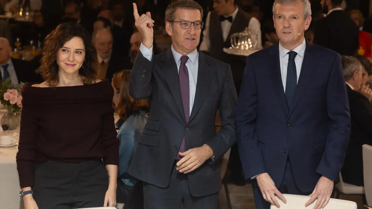 (I-D) La presidenta de la Comunidad de Madrid, Isabel D&iacute;az Ayuso; el l&iacute;der del PP, Alberto N&uacute;&ntilde;ez Feij&oacute;o y el candidato del PP a las elecciones gallegas, Alfonso Rueda. EP / Eduardo Parra