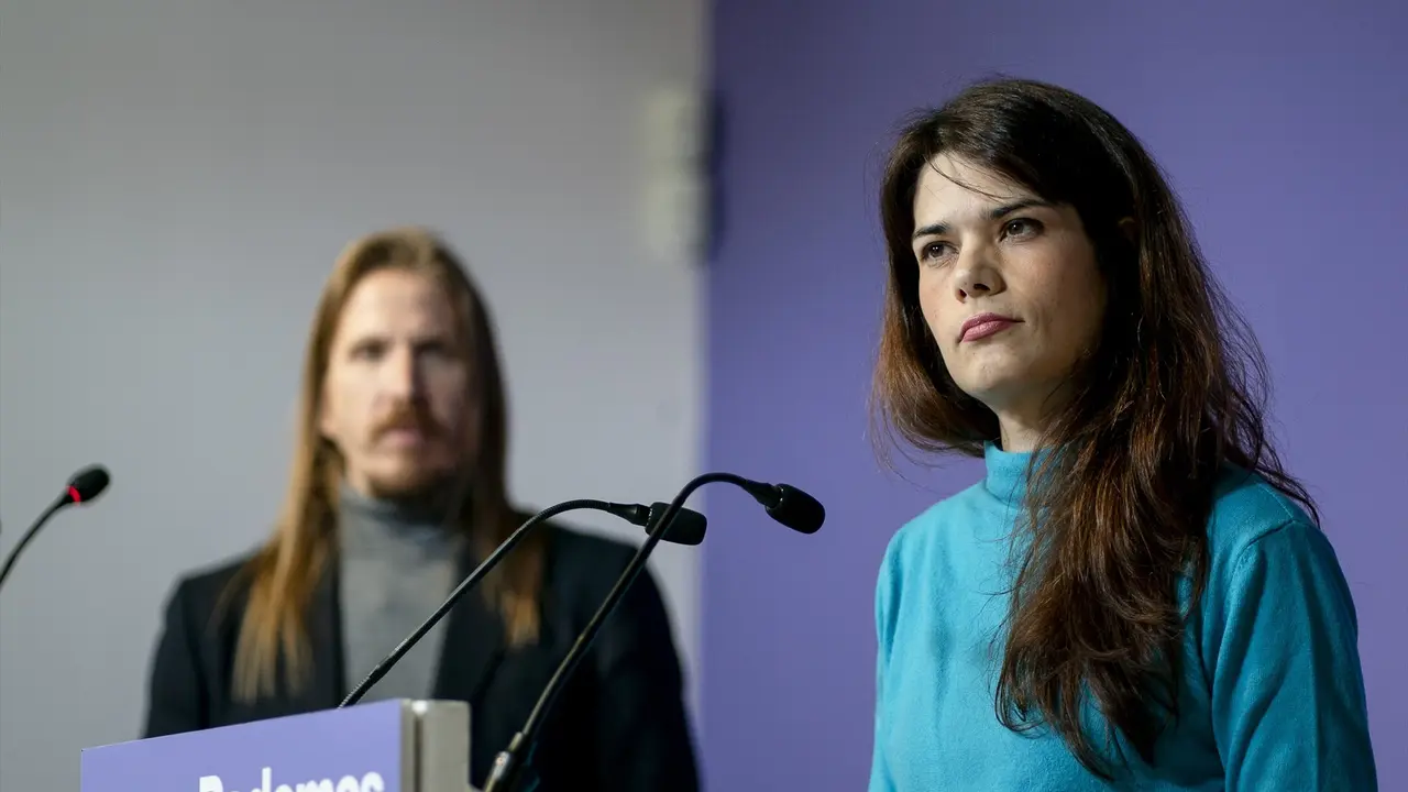 El portavoz de Podemos, Pablo Fern&aacute;ndez y la portavoz Isabel Serra, durante una rueda de prensa. EP / A. P&eacute;rez Meca