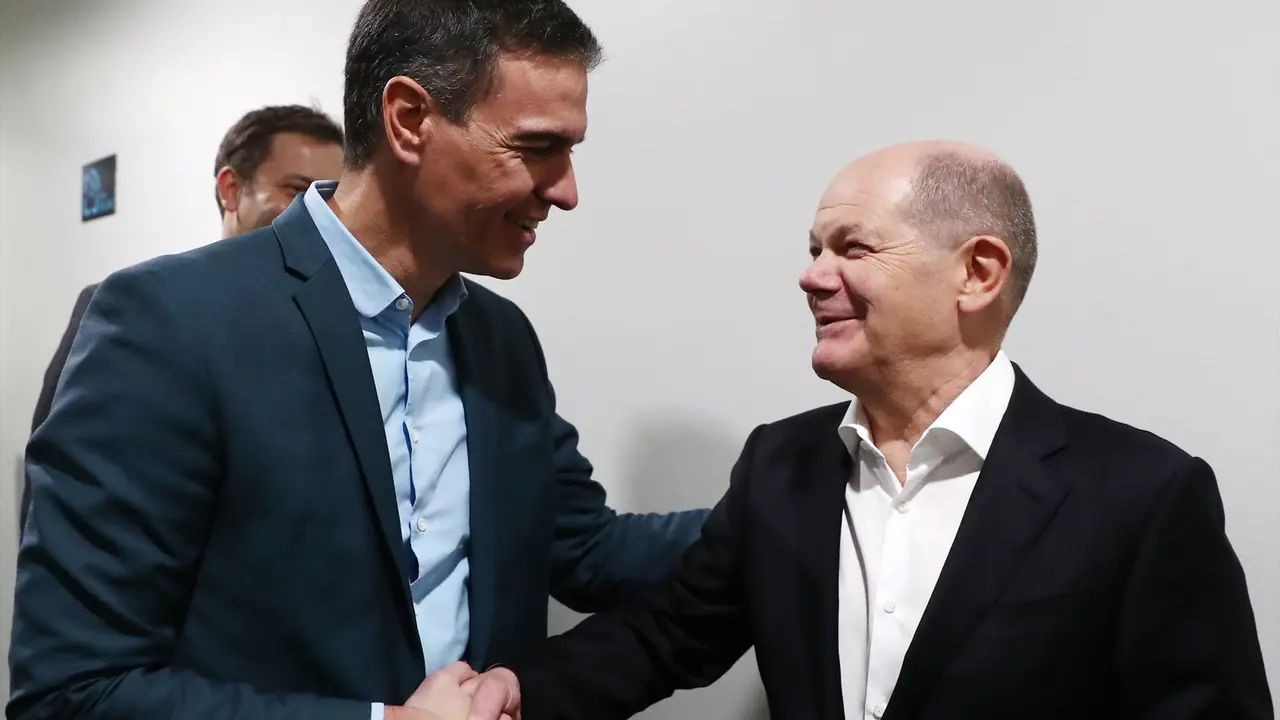 El presidente del Gobierno, Pedro S&aacute;nchez y el canciller alem&aacute;n, Olaf Scholz. EP / FERNANDO CALVO