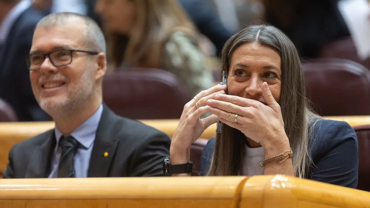 El diputado de Junts Josep Maria Cruset y la portavoz de Junts en el Congreso, Miriam Nogueras, durante un pleno del Congreso de los Diputados. EP / Eduardo Parra