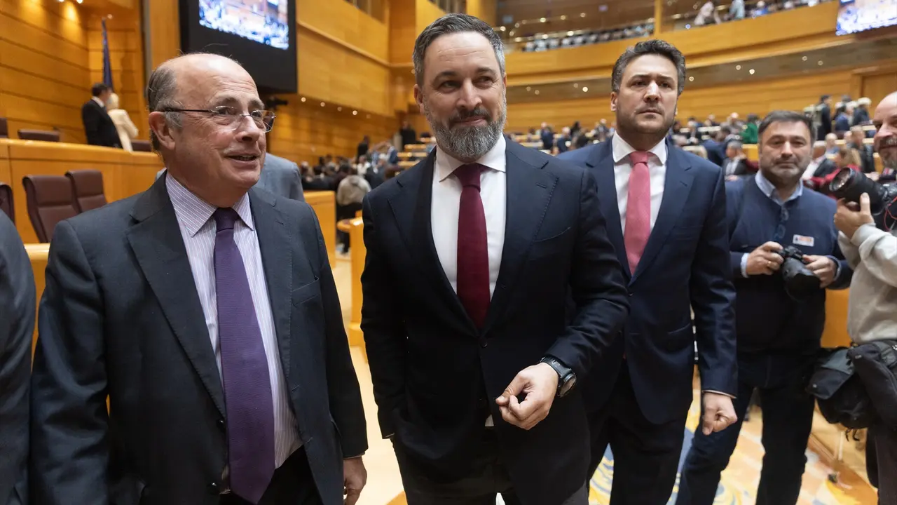 El diputado de Vox, Ignacio Gil L&aacute;zaro (i) y el l&iacute;der de Vox, Santiago Abascal (d), llega a un pleno del Congreso de los Diputados. EP / Eduardo Parra