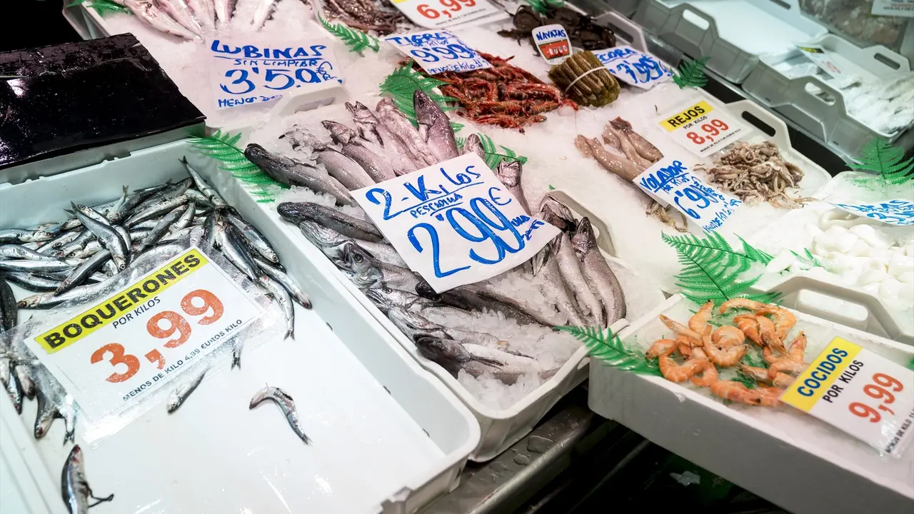 Precios en una pescader&iacute;a. EP / A. P&eacute;rez Meca