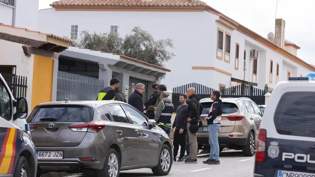 La mujer y el hombre que han sido hallados muertos este viernes en Torre del Mar, localidad que pertenece al municipio de V&eacute;lez M&aacute;laga, eran pareja. EFE / Carlos D&iacute;az