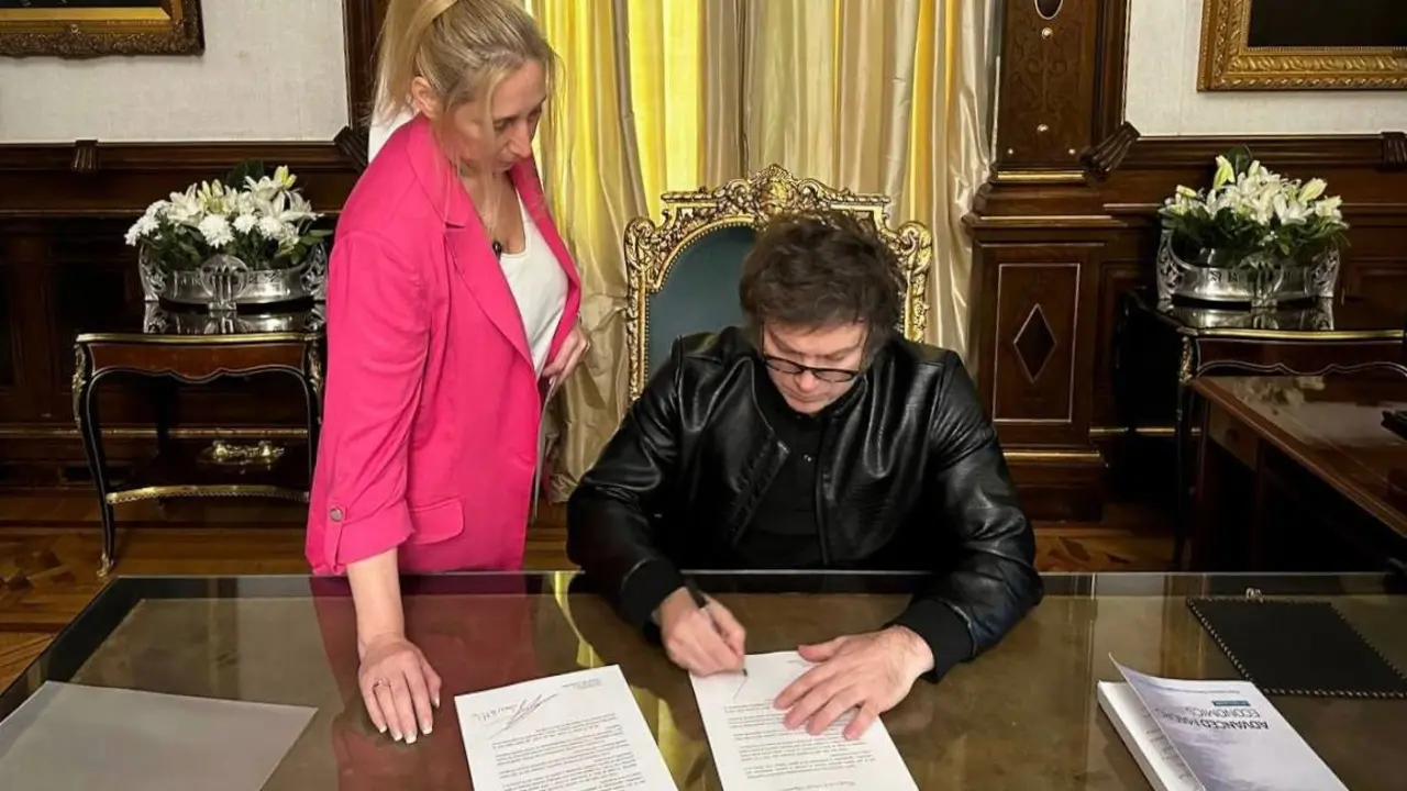 El presidente argentino, Javier Milei, firma un documento en su despacho. EP