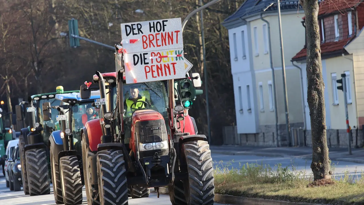 Unos agricultores en sus tractores durante una protesta el pasado noviembre. EP / Tubal Sapkota