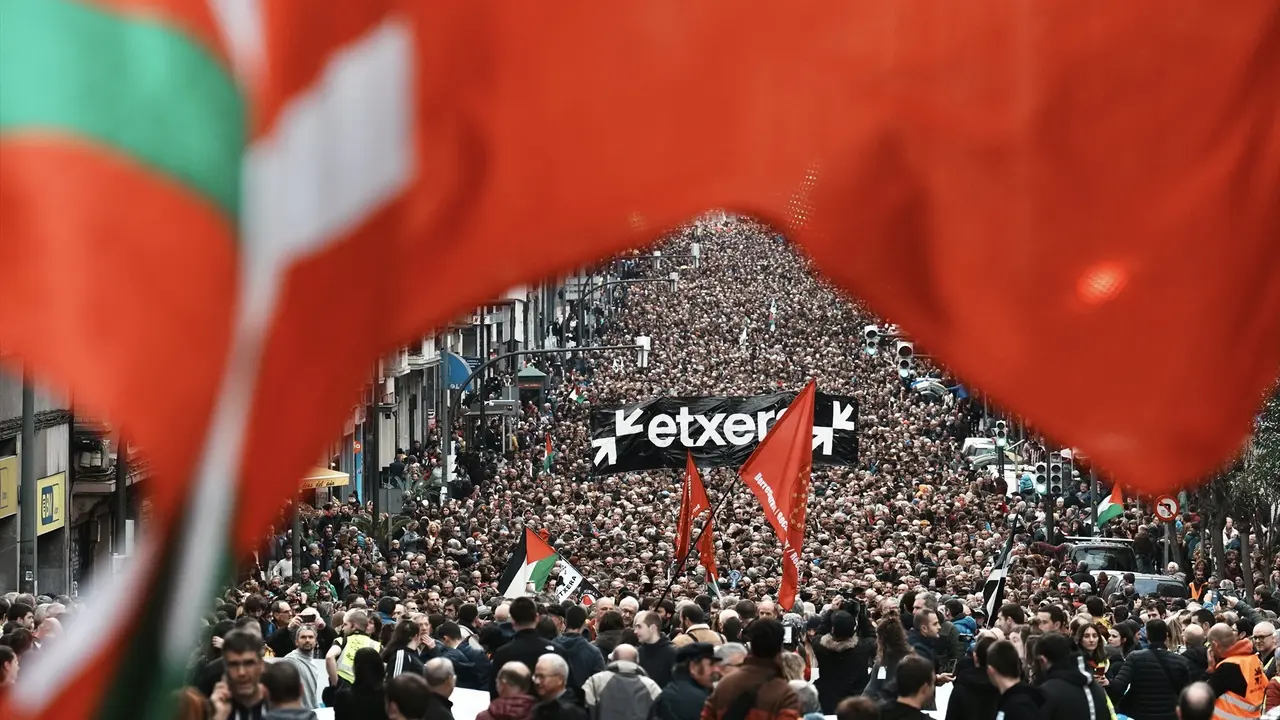 Cientos de personas durante una manifestaci&oacute;n en Bilbao. EP /  H.Bilbao
