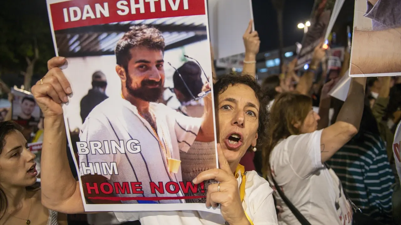 Una mujer porta un cartel con una fotograf&iacute;a de uno de los secuestrados por Ham&aacute;s el pasado 7 de octubre. EP / Israel Fuguemann