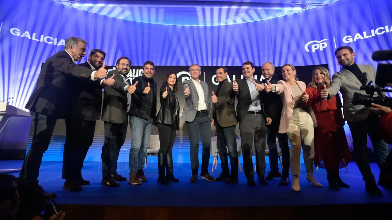 Los barones del PP junto al candidato a la Xunta de Galicia, Alfonso Rueda. EP / M. Dylan