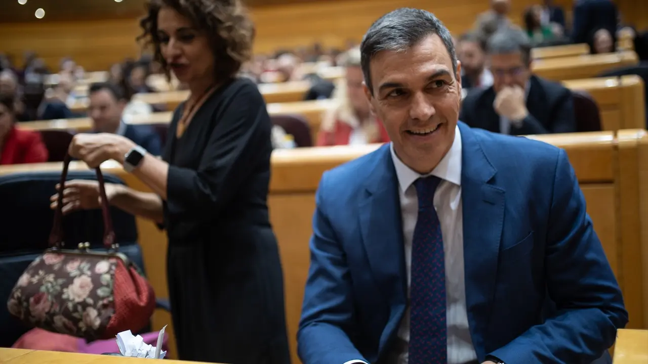 La vicepresidenta primera y ministra de Hacienda, Mar&iacute;a Jes&uacute;s Montero y el presidente del Gobierno, Pedro S&aacute;nchez,. EP / Alejandro Mart&iacute;nez V&eacute;lez