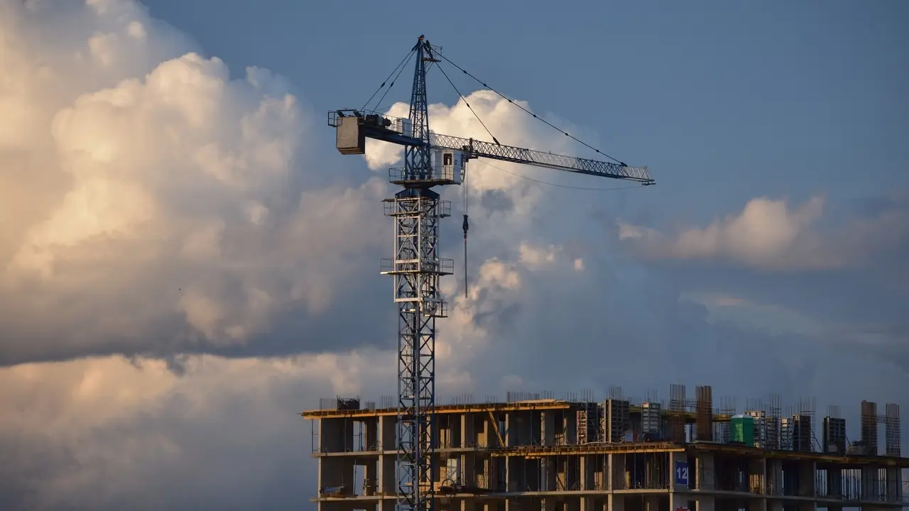 Una gr&uacute;a en una construcci&oacute;n. EP