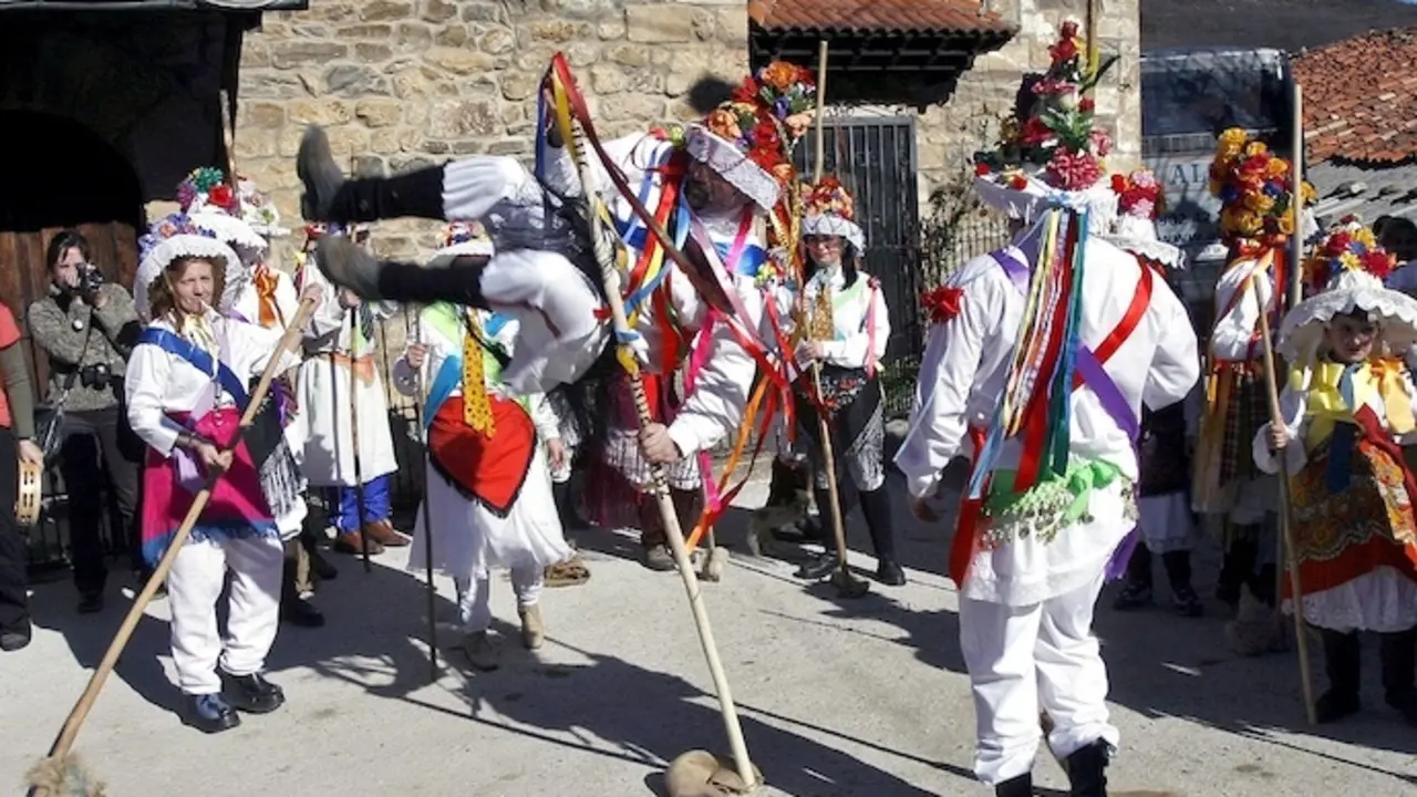 S03. VALLE DE POLACIONES (CANTABRIA), 09/02/08.- Un integrante del carnaval de los zamarrones realiza un salto monta&Ograve;&Egrave;s en uno de los pueblos de Polaciones por lo que transcurre esta tradici&Ucirc;n popular. EFE/Esteban Cobo