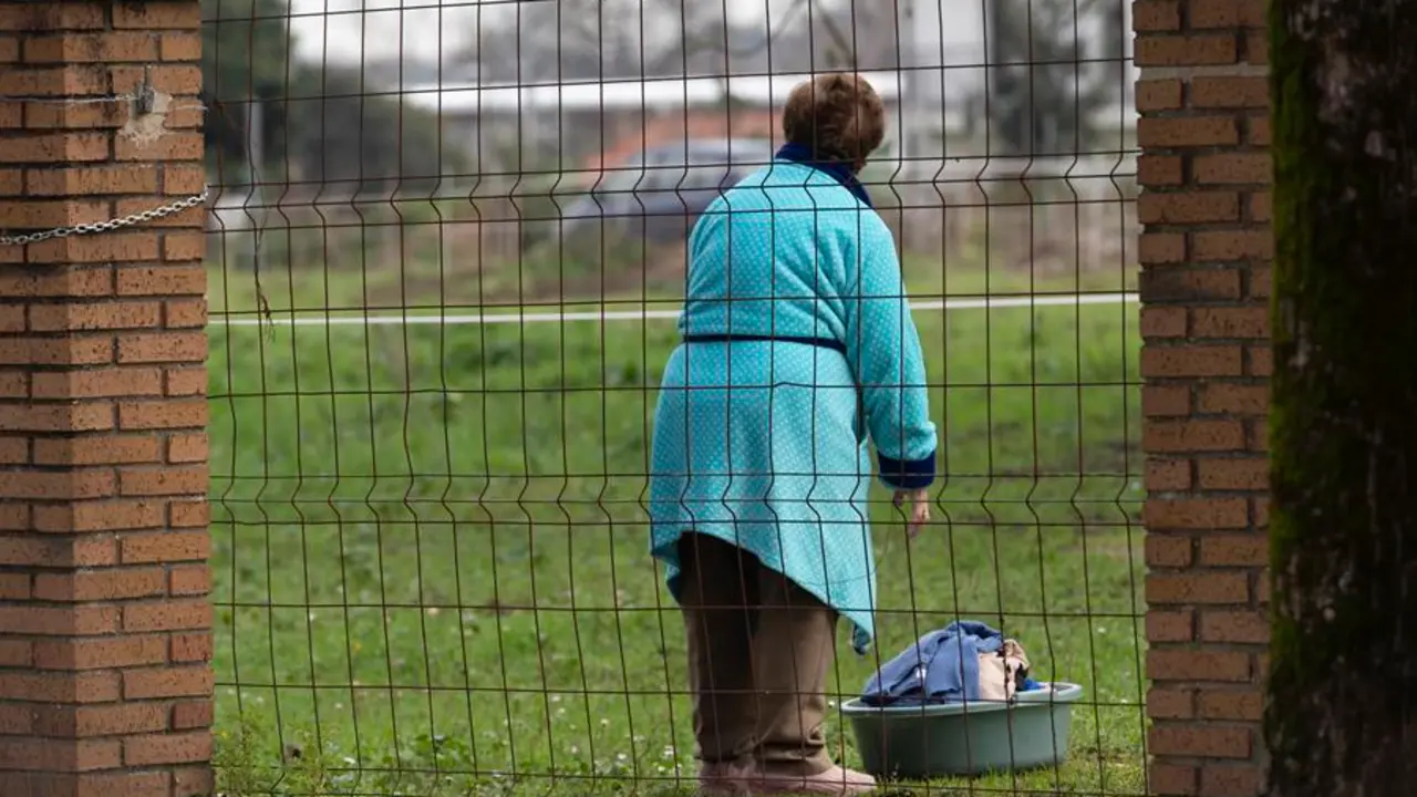 Tanos, Torrelavega (Cantabria) 14 enero 2024. Una mujer tiende ropa en Tanos, en cuya comunidad el Gobierno c&aacute;ntabro est&aacute; comenzando a definir las l&iacute;neas de su primera estrategia para combatir la soledad no deseada, que tendr&aacute; lista en 2024 e incluir&aacute; medidas de prevenci&oacute;n, detecci&oacute;n, intervenci&oacute;n y apoyo, aunque ya se est&aacute; desarrollando alg&uacute;n programa "piloto" en la regi&oacute;n y durante todo el a&ntilde;o se impulsar&aacute;n actividades para tratar de paliar este problema. EFE/Pedro Puente Hoyos