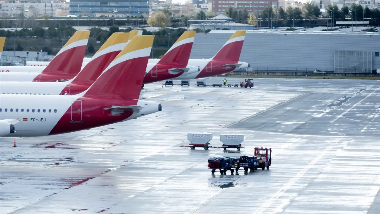 Un veh&iacute;culo de handling de Iberia. EP / Eduardo Parra