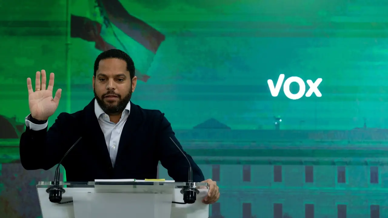 El secretario general de Vox, Ignacio Garriga, durante una rueda de prensa. EP / Eduardo Parra