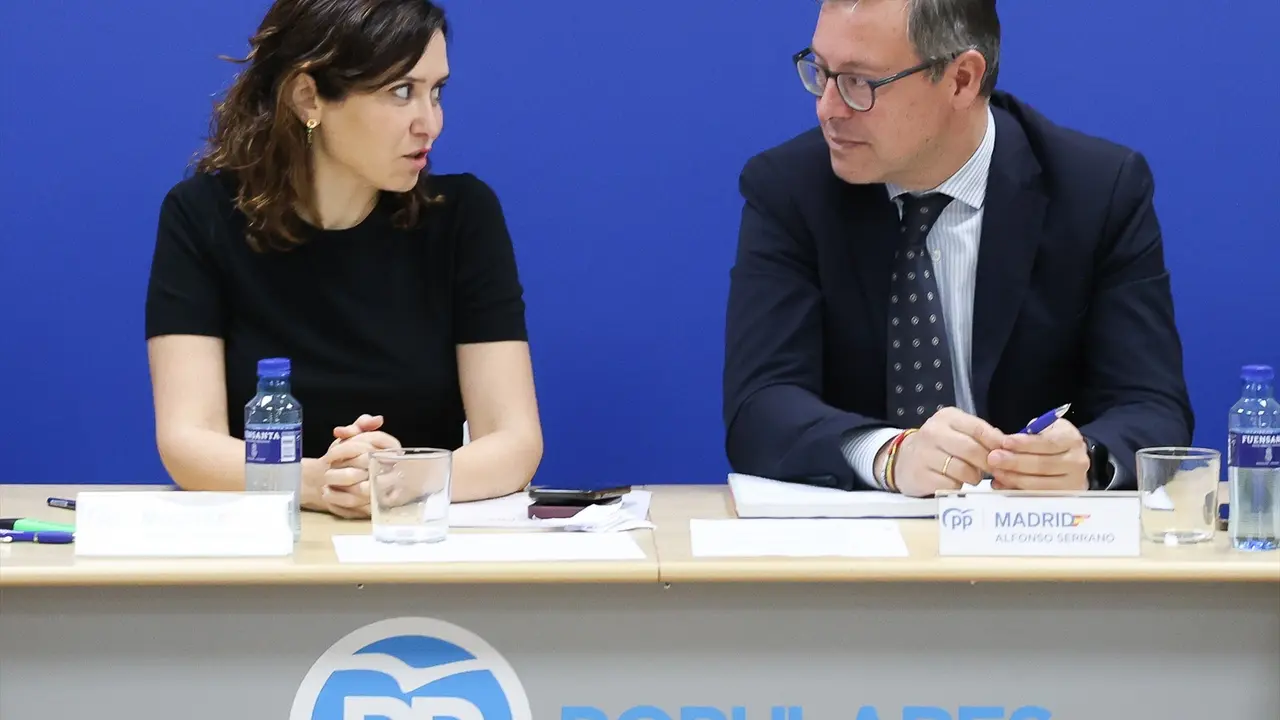 La presidenta de la Comunidad de Madrid y presidenta del PP de Madrid, Isabel D&iacute;az Ayuso, preside junto al secretario general del PP de Madrid, Alfonso Serrano, el Comit&eacute; de Direcci&oacute;n del PP de Madrid. EP / Marta Fern&aacute;ndez