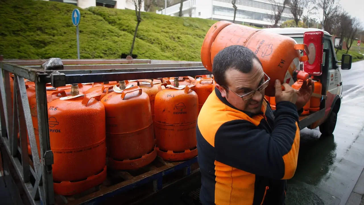 Un repartidor de bombonas de butano carga con una bombona. EP / Carlos Castro