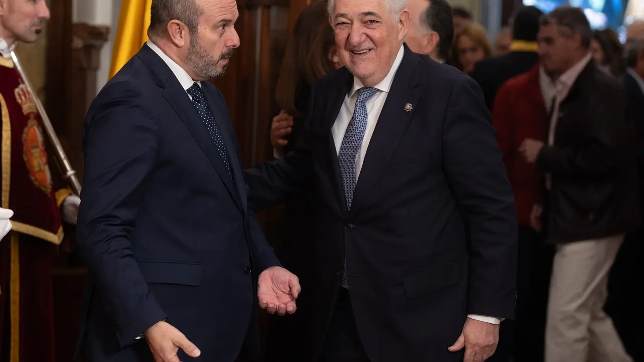 El presidente del TC, C&aacute;ndido Conde-Pumpido y el presidente del Senado, Pedro Roll&aacute;n. EP / Archivo