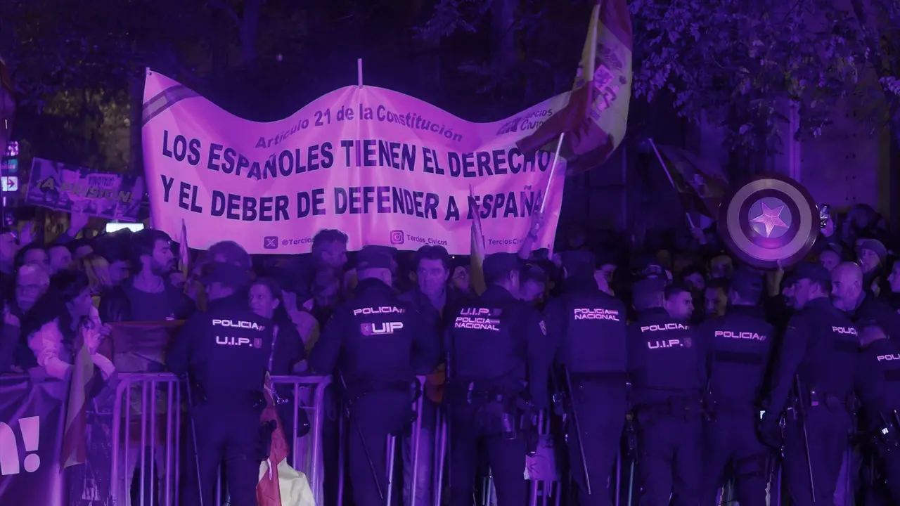Decenas de personas durante una concentraci&oacute;n en contra de la amnist&iacute;a, frente a la sede del PSOE en la calle Ferraz. EP / Archivo