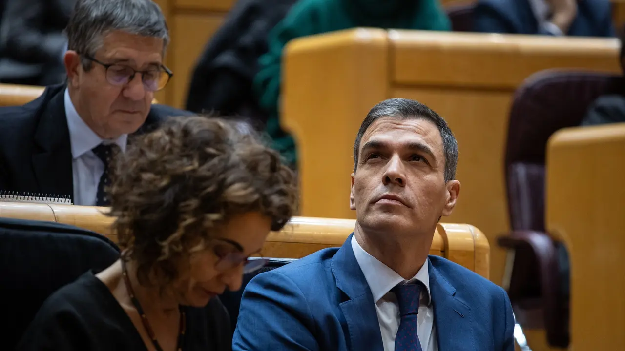 La vicepresidenta primera y ministra de Hacienda, Mar&iacute;a Jes&uacute;s Montero y el presidente del Gobierno, Pedro S&aacute;nchez, durante un pleno del Congreso de los Diputados. EP / Alejandro Mart&iacute;nez V&eacute;lez