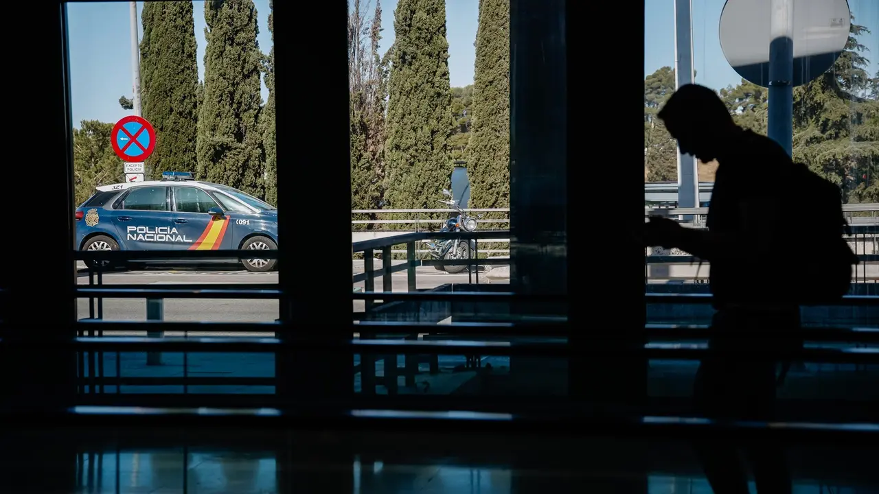 Un veh&iacute;culo de la Polic&iacute;a Nacional  en el aeropuerto Adolfo Su&aacute;rez, Madrid-Barajas. EP / Archivo
