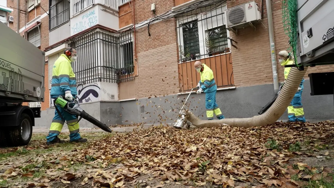 Tres operarios limpiando las calles. EP