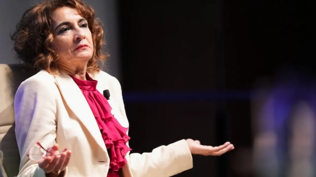 La vicepresidenta primera del Gobierno y ministra de Hacienda, Mar&iacute;a Jes&uacute;s Montero (c), durante su participaci&oacute;n en los Encuentros SER, a 12 de enero del 2024 en Sevilla (Andaluc&iacute;a, Espa&ntilde;a).
Mar&iacute;a Jos&eacute; L&oacute;pez / Europa Press
12/1/2024