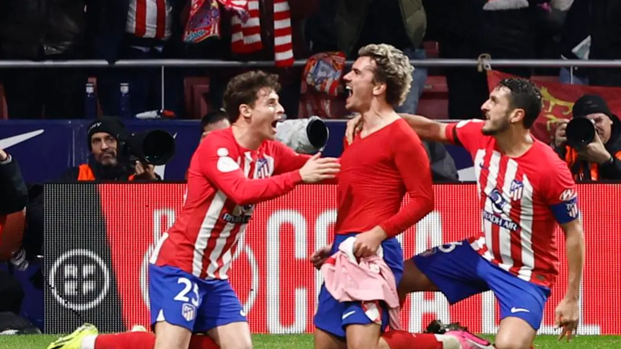 El delantero del Atl&eacute;tico de Madrid Antoine Griezmann (c) celebra su gol, tercero del equipo, durante el partido de octavos de final de la Copa del Rey de f&uacute;tbol entre Atl&eacute;tico de Madrid y Real Madrid, este jueves en el estadio C&iacute;vitas Metropolitano. EFE/Rodrigo Jim&eacute;nez