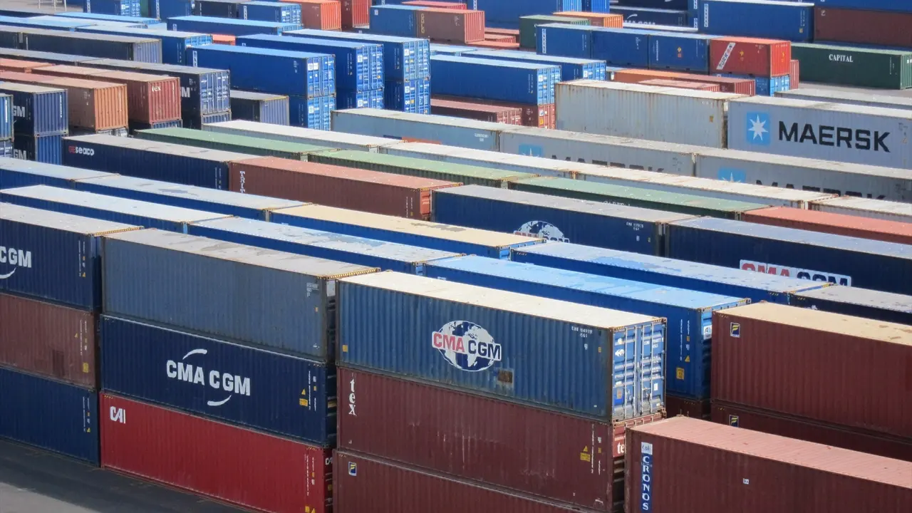 Contenedores en el puerto. EP