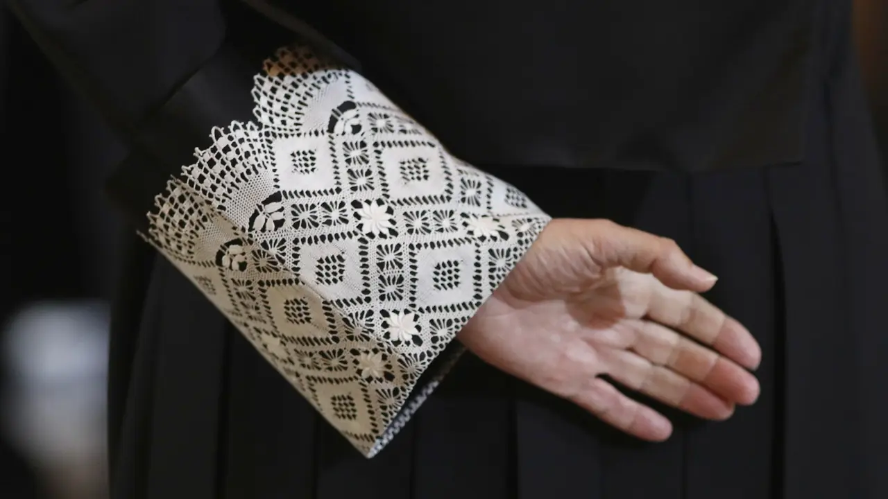 Imagen de la mano de un juez, con la toga negra que visten en las vistas orales. EP / Eduardo Parra