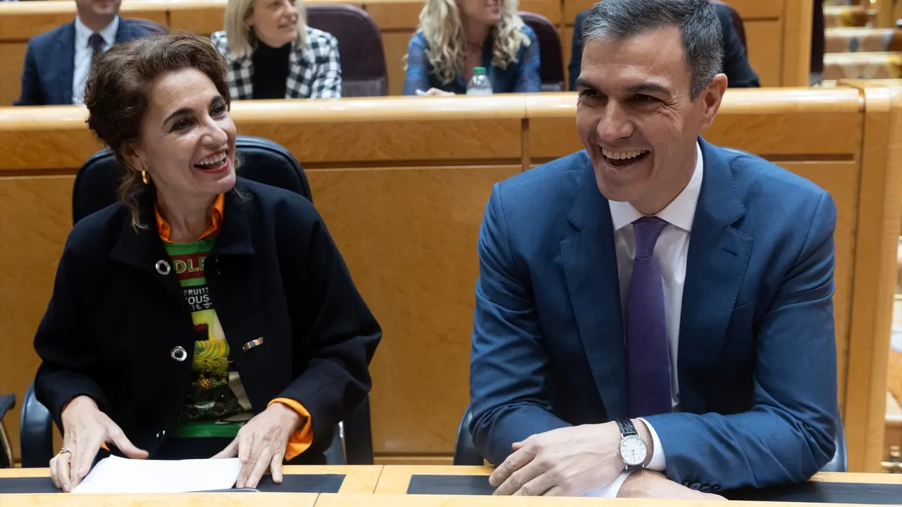 La ministra de Hacienda, Mar&iacute;a Jes&uacute;s Montero y el presidente del Gobierno, Pedro S&aacute;nchez. EP / Eduardo Parra