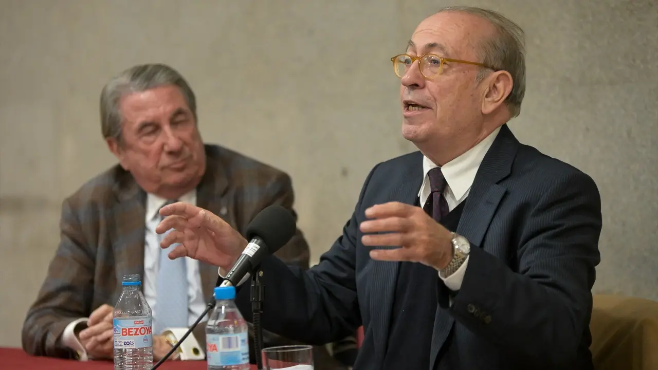 El presidente de la Tribuna Constitucional Coru&ntilde;esa, Francisco V&aacute;zquez (i), y el escritor y exsecretario general del Partido Socialista de Euskadi, Nicol&aacute;s Redondo (d). EP / M. Dylan